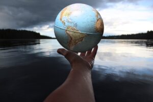 a hand hold the globe
